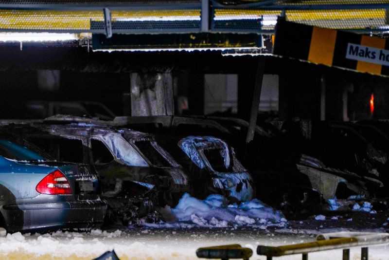 Pożar parkingu na lotnisku w Norwegii. Spłonęło kilkaset aut