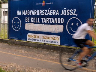 Węgry: Trwa wojna o antyimigranckie plakaty. "To plakaty wstydu"