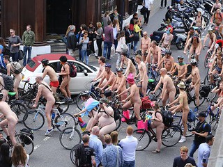 Nadzy rowerzyści przejechali ulicami Londynu
