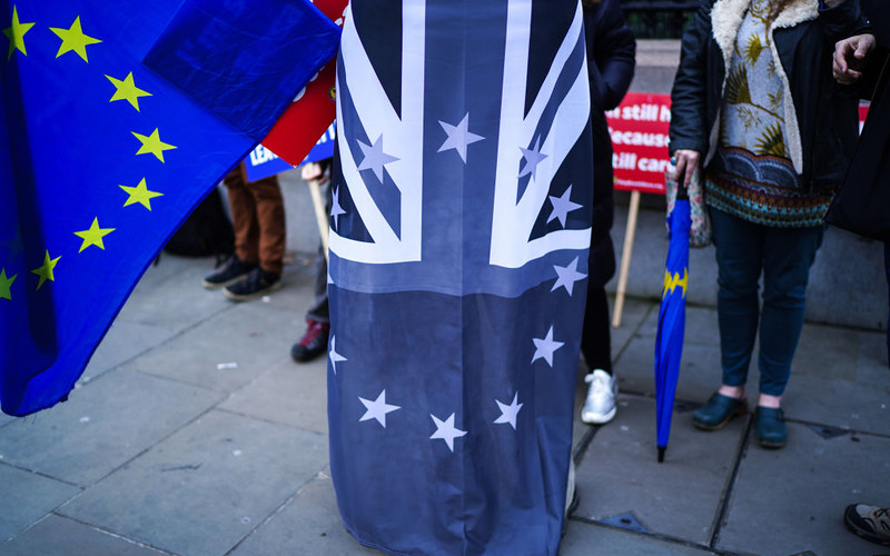Szefowa KE uspokaja: Obywatele UE po Brexicie do końca życia mogą mieszkać w UK