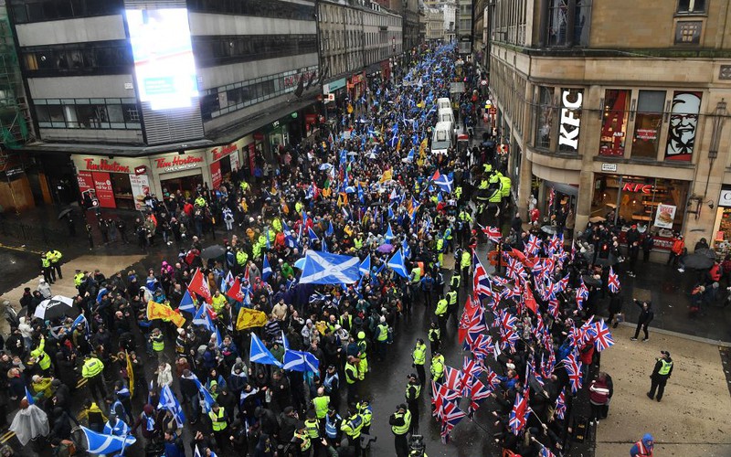 Thousands of independence supporters march in Glasgow