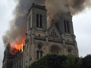 France basilica fire: Saint-Donatien in Nantes in ruins