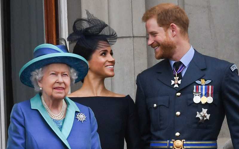 Elżbieta II: "Zgadzamy się na okres przejściowy dla Harry'ego i Meghan"