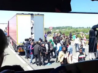 Video showing migrants storming UK-bound truck in Calais goes viral