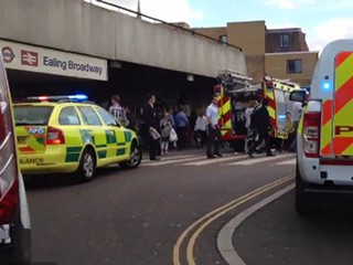 2 osoby zabite przez pociąg na stacji Ealing Brodway