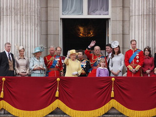Brytyjska królowa opuszcza Buckingham Palace. Winne są rury i tynki