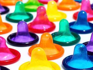 Uczniowie z Anglii wymyślili prezerwatywy, które zmieniają kolor i wykrywają bakterie