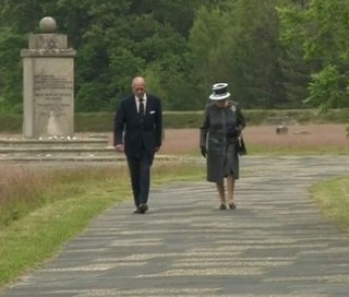 Wizyta Elżbiety II w Niemczech: Królowa w obozie Bergen-Belsen