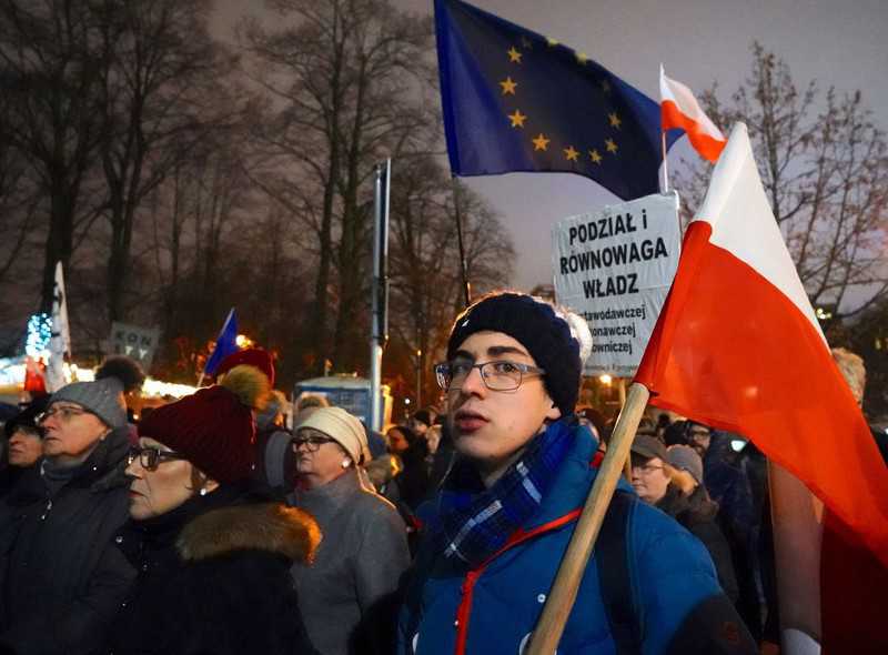 Niemiecka prasa: Polska "wykatapultowana" z systemu prawnego UE