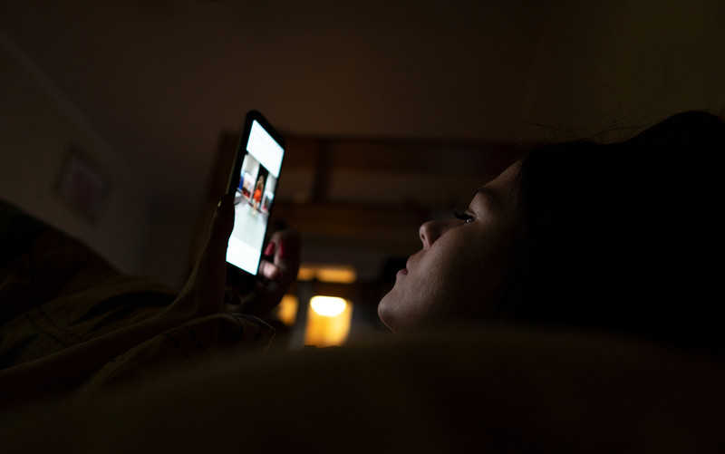 Raport: Większość dzieci w UK śpi ze smartfonem
