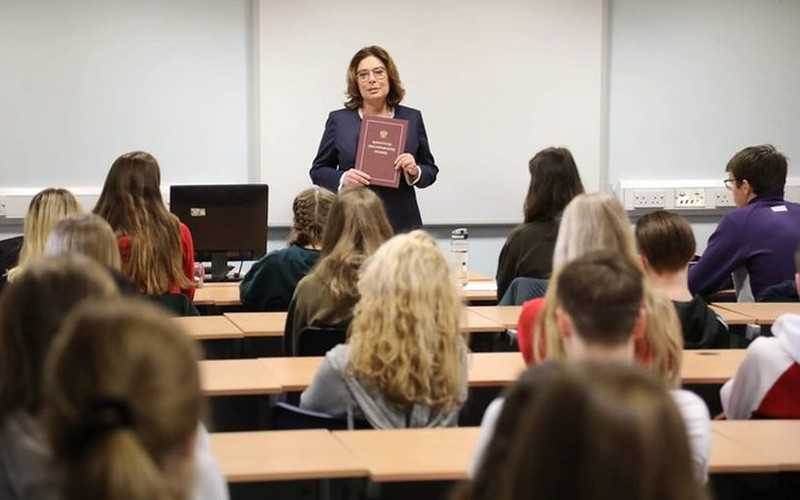 Londyn: Małgorzata Kidawa-Błońska poprowadziła lekcję o konstytucji w polskiej szkole