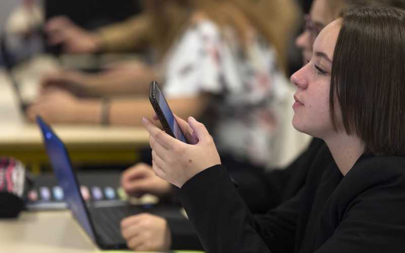 Will Polish schools be a zone free of mobile phones?