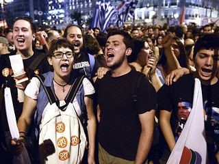 Grecy świętują na ulicach. "Nie daliśmy się zastraszyć!"