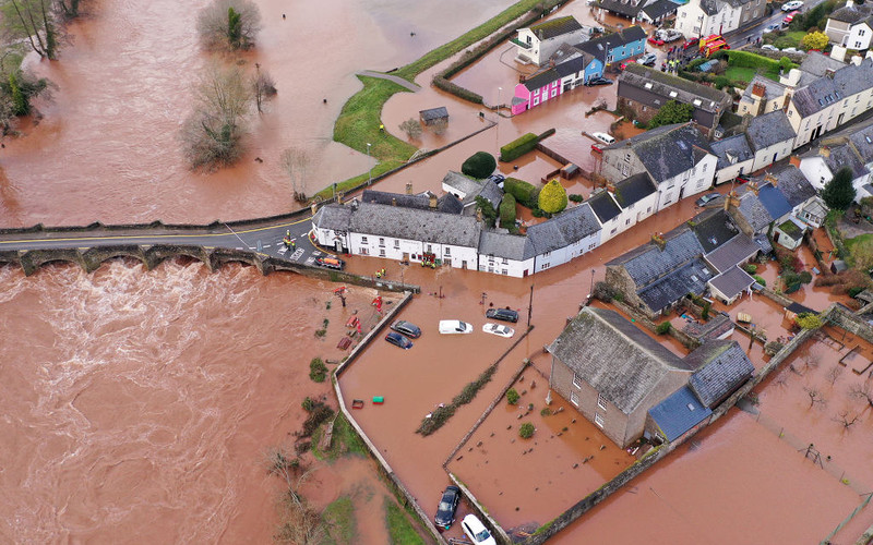 Sztorm Dennis: Rekordowa liczba ostrzeżeń powodziowych w UK