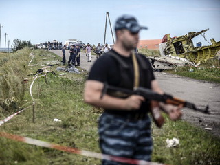 New video emerges of Ukrainian rebels looting luggage of Flight MH17 victims