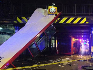 Londyn: Piętrowy autobus zderzył się z mostem. Dach pojazdu został oderwany