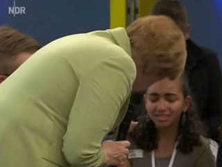  Merkel doprowadziła do płaczu 14-latkę z Palestyny. "Nie możemy przyjąć wszystkich imigrantów"