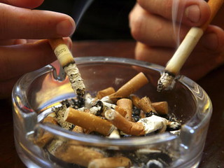 Paczka papierosów za 15 funtów. Brytyjski rząd uderza w palaczy