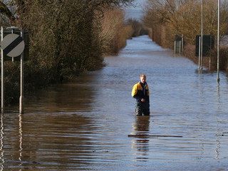 Powódź zalewa Wyspy. Fala może dojść do Londynu