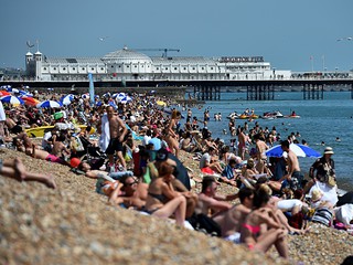 Brytyjczycy chcą zakazać palenia na plażach. "Papierosy są niezdrowe i brudzą wybrzeże"