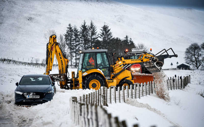 UK weather: Treacherous conditions on roads as snow arrives