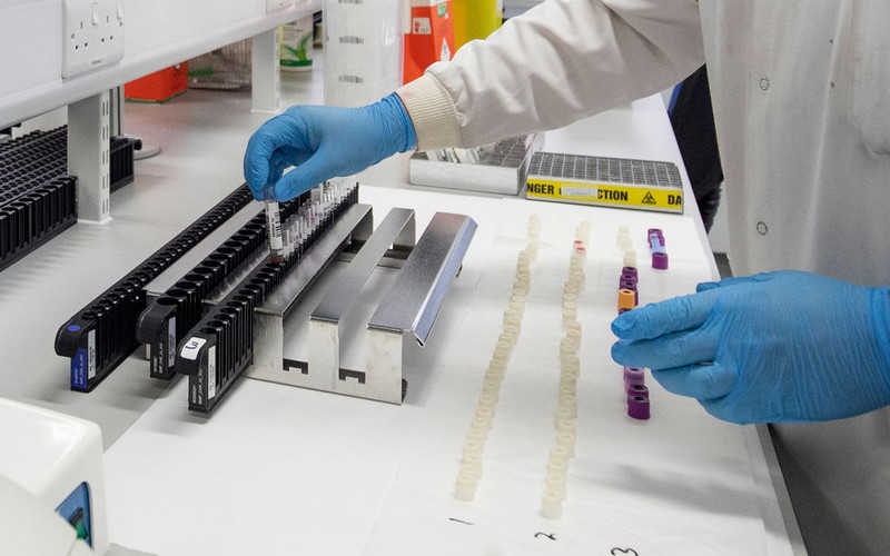 Londyn: NHS wprowadza mobilne testy na koronawirusa