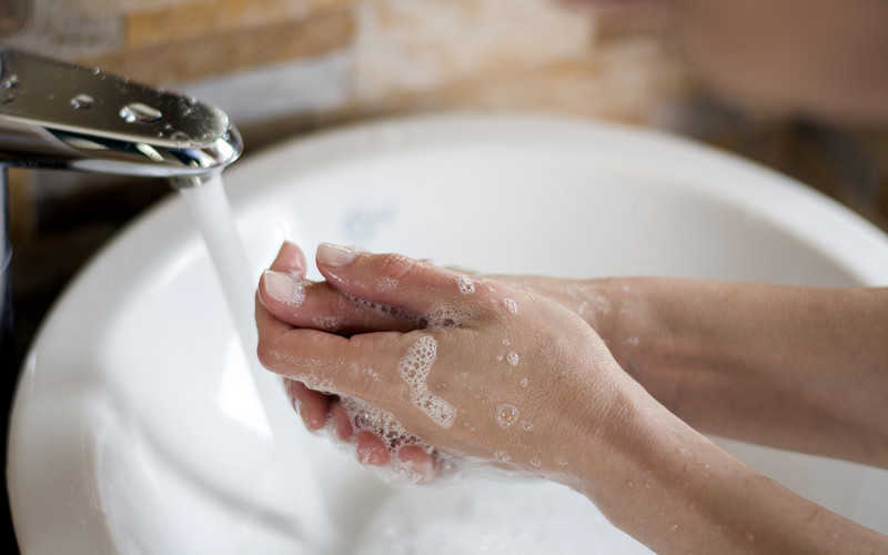 Francja: Co trzecia osoba nie myje rąk po skorzystaniu z toalety