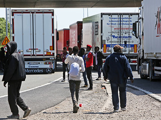 Kolejne ofiary wśród imigrantów w Calais. Młoda kobieta potrącona przez samochód