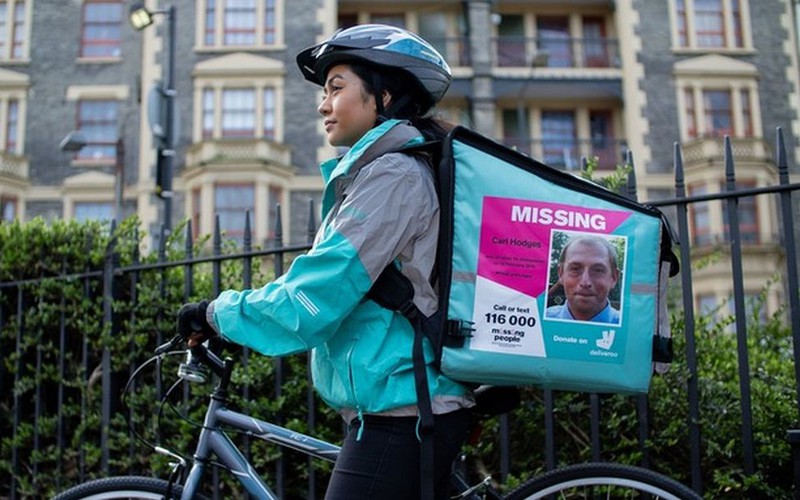 Dostawcy Deliveroo będą mieć plakaty zaginionych na plecakach