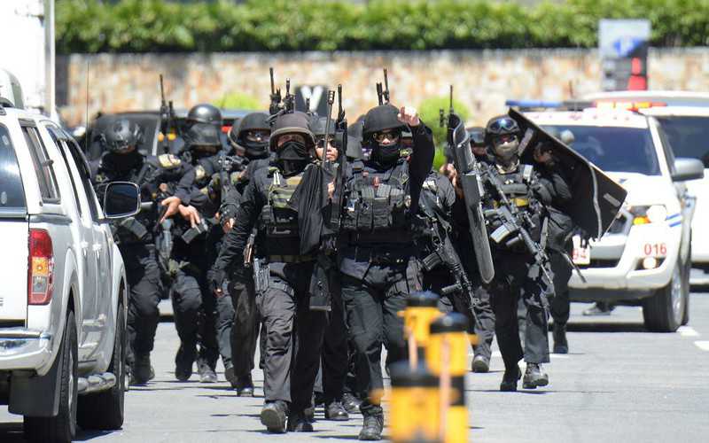 Filipiny: Uzbrojony napastnik wziął ok. 30 zakładników w centrum handlowym