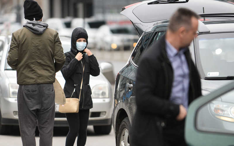 Polacy wykupują maski przeciwpyłowe, które nie chronią przed koronawirusem