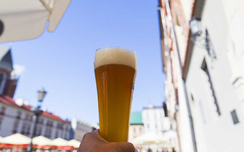 Poles drink more beer but get drunk less