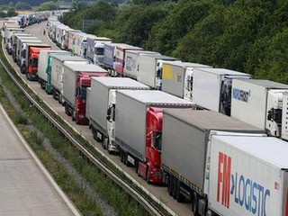 Chaos w Eurotunelu. Opóźnienia pociągów, korki na autostradach i strajki