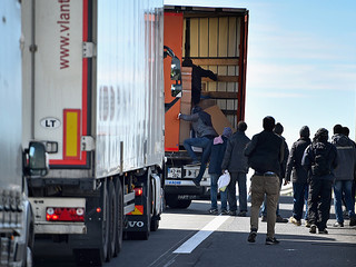 Kryzys w Calais: 2 000 nielegalnych imigrantów forsowało Eurotunel. 1 osoba zmarła
