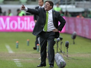 Trener piłkarzy Meksyku pobił dziennikarza i stracił pracę