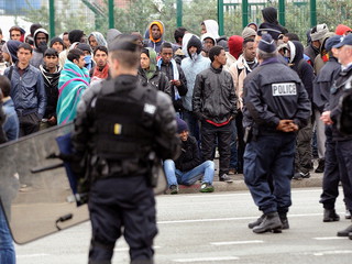 Cameron chairs Cobra meeting after overnight standoff in Calais