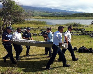 Szczątki samolotu, mogącego być zaginioną maszyną Malaysia Airlines, dotarły do Paryża
