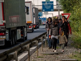 Nielegalni migranci otrzymują nocleg, wyżywienie i kieszonkowe od brytyjskiego rządu