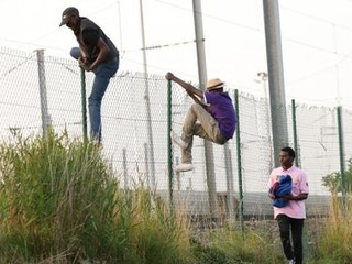 "Wielka Brytania tworzy podziały i unika odpowiedzialności za kryzys w Calais"