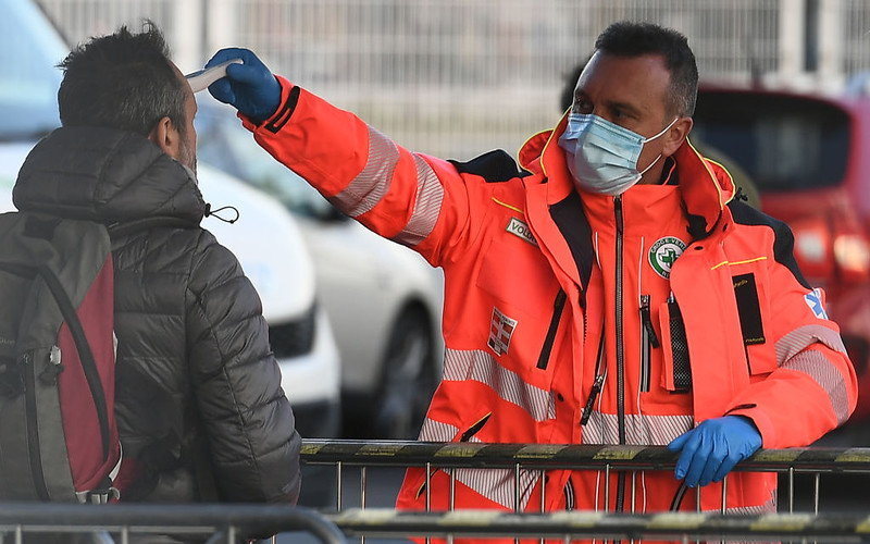 Włochy: W ciągu doby zmarło 168 zakażonych koronawirusem
