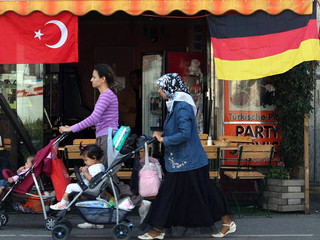 Record number of people with migrant background in Germany