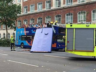 Piętrowy autobus turystyczny stracił dach po uderzeniu w drzewo w centrum Londynu