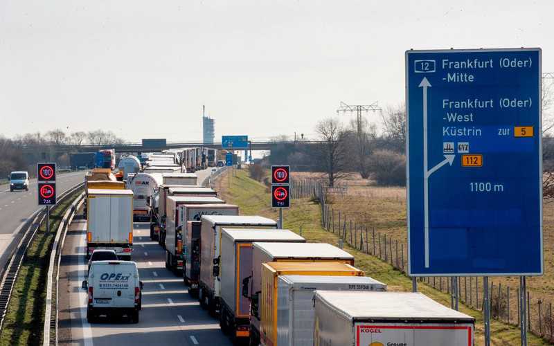 Giant queues on the border with Germany in Poland