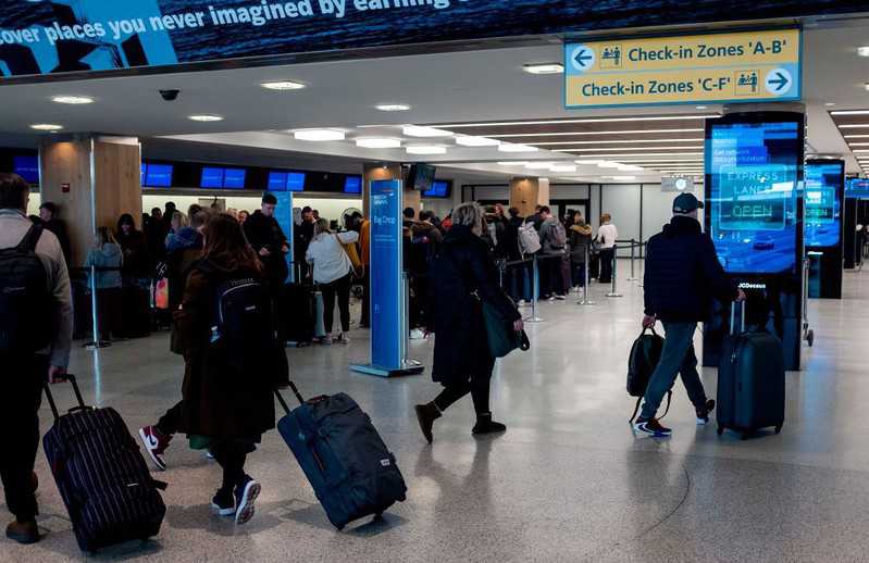 Chaos and long queues at international airports in the USA