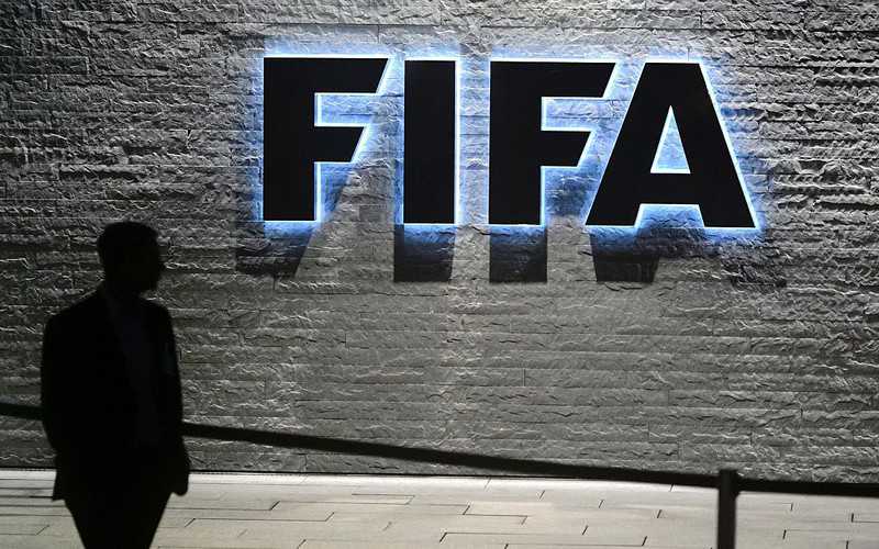 Problemy z kontraktami piłkarzy. "FIFA analizuje sytuację"