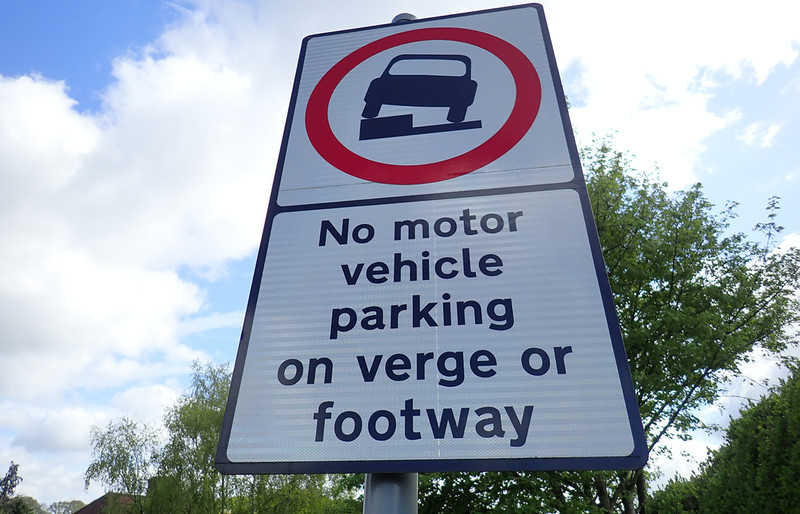 Będzie zakaz parkowania na chodnikach w całej Anglii