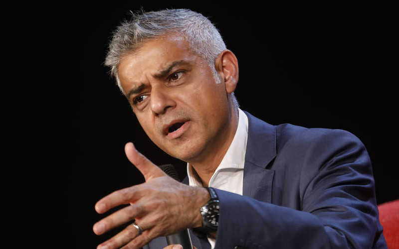 Burmistrz Londynu apeluje: "To czas na zawieszenie kontaktów społecznych"