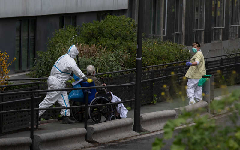 Hiszpania: Ponad 70 osób zakażonych koronawirusem zmarło w domach seniora