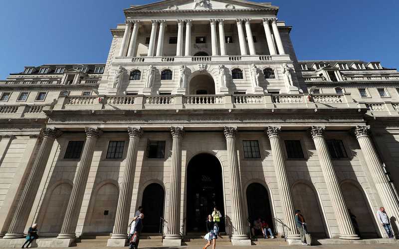 Bank Anglii znów obniżył stopy procentowe
