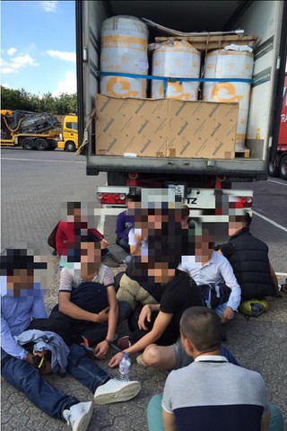 19 nielegalnych imigrantów w ciężarówce Polaka